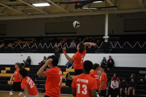 Juniors face off against seniors in PeachFuzz volleyball game